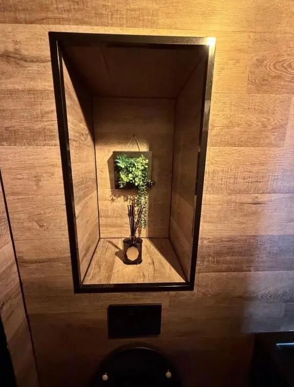 Détail de décoration : niche en bois éclairée
