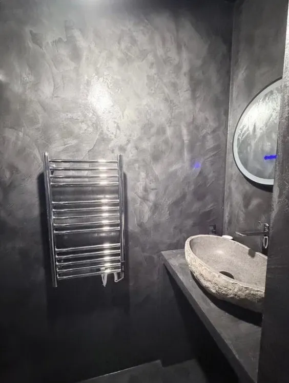 La salle de bain, vasque en pierre et miroir rétroéclairé