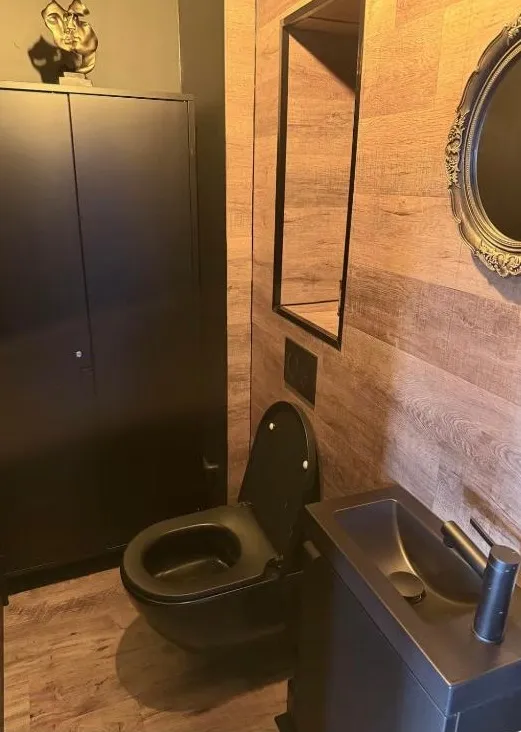 Les toilettes séparées, mur en bois et miroir doré