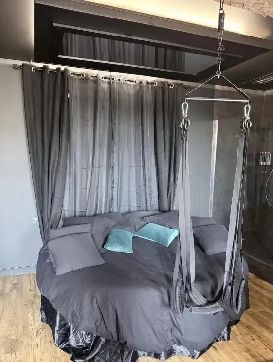 Le lit rond, la balançoire suspendue et le miroir au plafond
